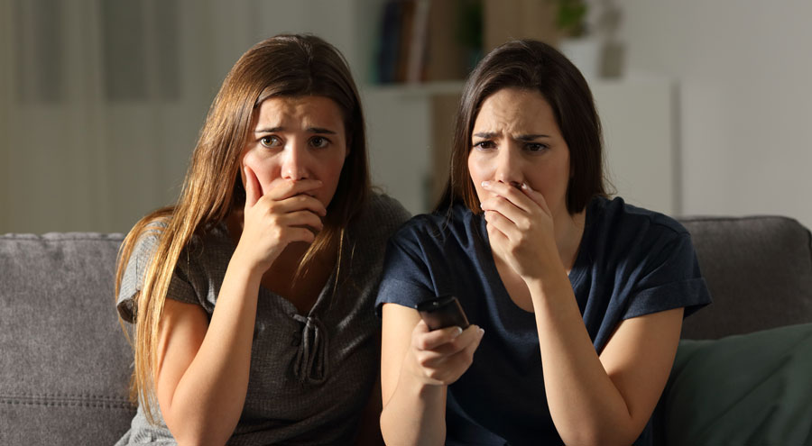 Mujeres preocupadas por las noticias